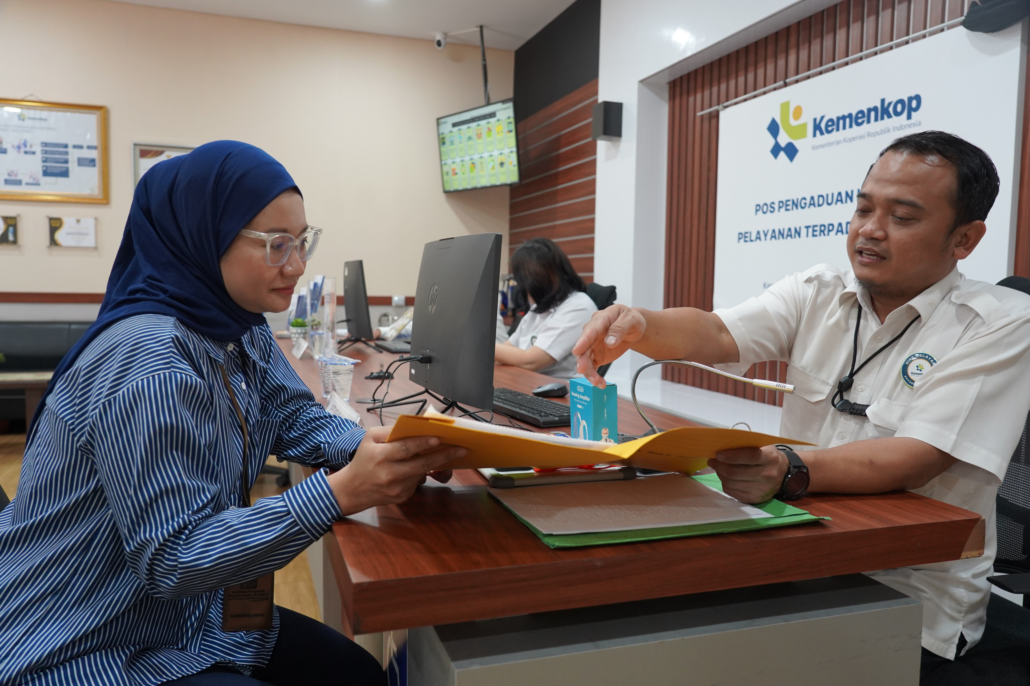 Memberikan pelayanan secara sistematis dan cepat